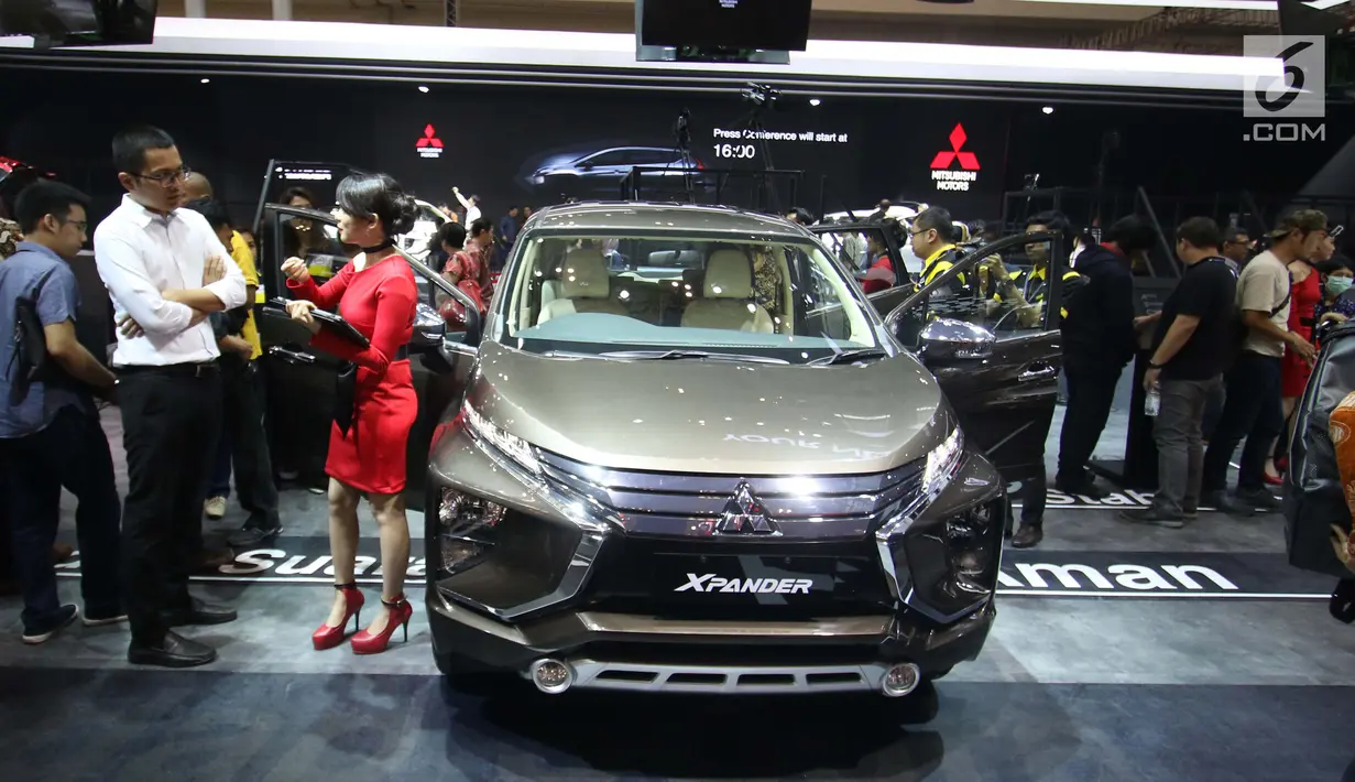SPG berbincang dengan pengunjung saat hari pertama pameran GIIAS 2017 di ICE BSD City, Tangerang, Banten, Kamis (10/8). Pameran ini kembali disebut-sebut sebagai pameran otomotif terbesar di Indonesia. (Liputan6.com/Angga Yuniar)