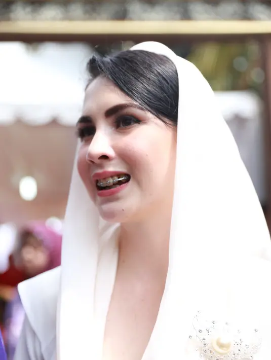 Sang suami, Emil Dardak tampil sederhana dengan mengenakan baju batik lengan panjang. Dalam acara itu, pasangan ini juga menyumbangkan lagu untuk menghibur para tamu undangan. (Adrian Putra/Bintang.com)