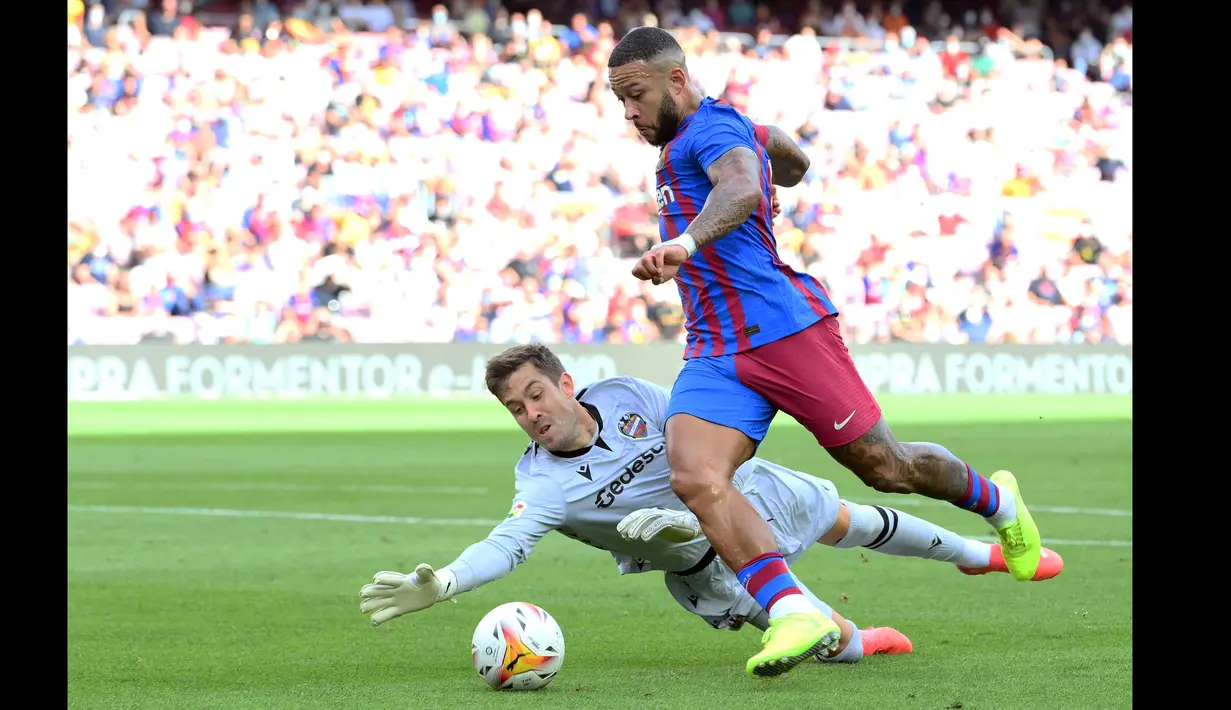Kemenangan 3-0 Barcelona jtak lepas dari andil Memphis Depay yang berkali-kali mengancam gawang Levante. pada menit keenam Barcelona mendapatkan penalti. Memphis Depay yang menjadi algojo sukses membobol gawang Levante. (AFP/Lluis Gene)