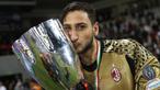 Gianluigi Donnarumma berhasil meraih gelar perdana dalam kariernya dengan mengantar AC Milan meraih Piala Super Italia 2016 pada Sabtu (24/12/2016). Kiper berusia 17 tahun ini membawa Rossoneri menang adu penalti 4-3 atas Juve. (AFP/Karim Jaafar)