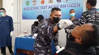 Lanal Balikpapan menggelar tes antigen secara acak terhadap para penumpang kapal yang turun di Pelabuhan Semayang. (Liputan6.com/Apriyanto)