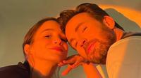 Chris Evans bersama sang kekasih Alba Babtista. (Foto: Instagram Stories/chrisevans)