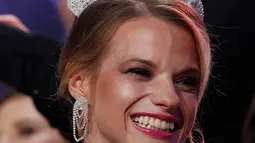 Miss Belarus Aleksandra Chichikova terpilih sebagai Miss Wheelchair World di Warsawa, Polandia, Sabtu (7/10). Maria merupakan mahasisiwi 23 tahun yang menggunkan kursi roda sejak 10 tahun lalu, lantaran ditembak orang asing. (AP/Czarek Sokolowski)