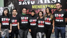Sejumlah selebriti mendatangi Komisi Nasional Perlindungan Anak Indonesia, Jakarta, Kamis (2/7/2015). Kasus yang menimpa Angeline di Bali membuat sejumlah selebriti mencetuskan kampanye 'Stop Kekerasan Pada Anak'. (Liputan6.com/Panji Diksana)