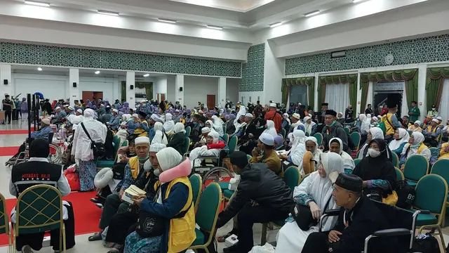 297 jemaah haji dari kelompok terbang (kloter) 8 Balikpapan resmi mendarat di Bandara Internasional Sultan Aji Muhammad Sulaiman Sepinggan.