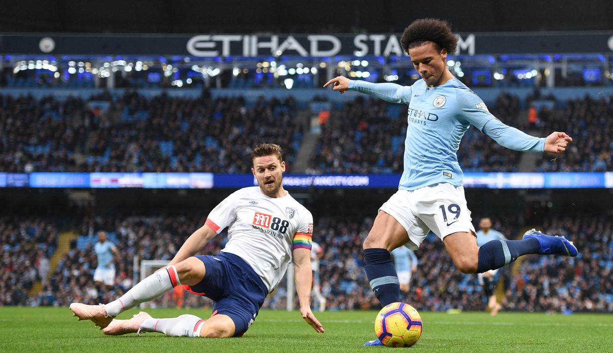 Gelandang Manchester City, Leroy Sane, berusaha mengirim umpan saat melawan Bournemouth pada laga Premier League di Stadion Etihad, Manchester, Sabtu (1/12). City menang 3-1 atas Bournemouth. (AFP/Oli Scarff)