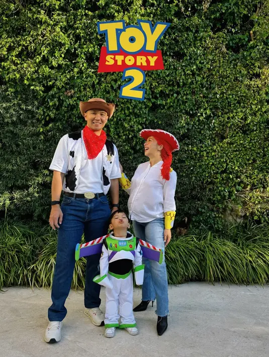 Nikita Willy perankan karakter Jessie dari Toy Story meski sedang hamil besar. Ia padukan kemeja putih jeans dengan topi koboy dan boots heels [@nikitawillyofficial94]