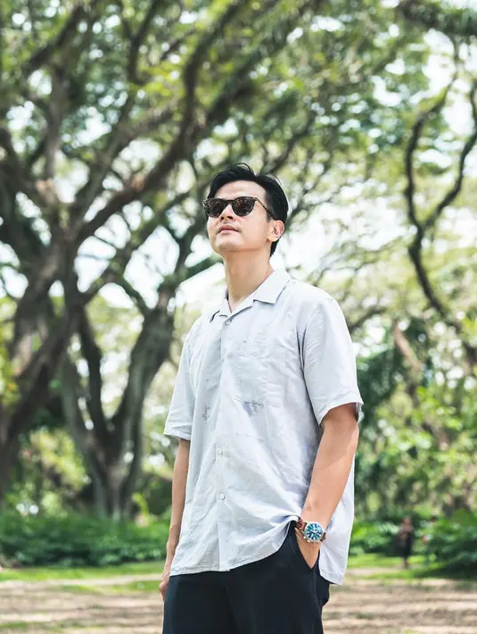 "Belajar fotografi awalnya dari handphone dulu. Belajar trik-trik fotografi dari internet, YouTube, dan semuanya bisa dipelajari dengan otodidak,” ungkap Dion di event virtual bertajuk YOUVIT Online Master Class Fotografi pada Sabtu (5/9/2020). (Instagram/dionwiyoko)