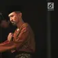 Aktor Lukman Sardi (kanan) memerankan Amir Hamzah dalam pentas teater "Nyanyi Sunyi Revolusi" di Gedung Kesenian Jakarta, Jumat (1/2/). Pementasan tersebut mengangkat kisah hidup seorang penyair besar Indonesia Amir Hamzah. (Fimela.com/Bambang E Ros)