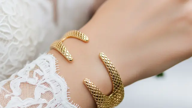 Model Gelang Emas Sisik Ular untuk Acara Pernikahan