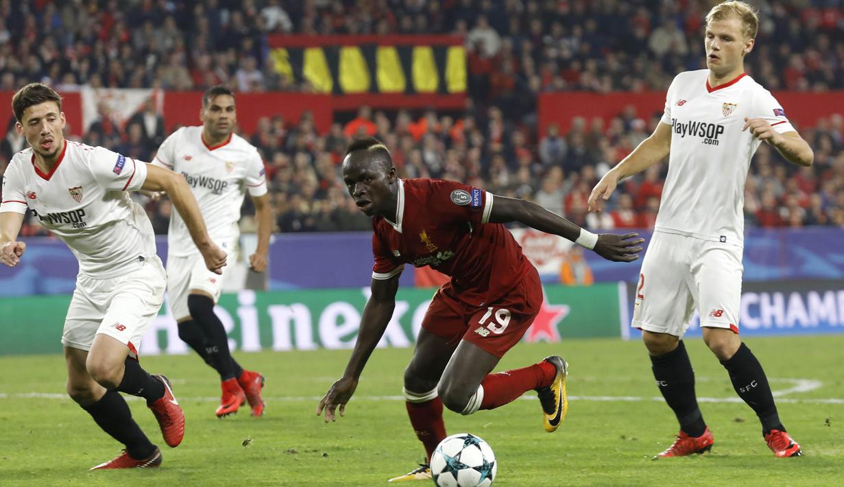 Gelandang Liverpool, Sadio Mane, menggiring bola saat melawan Sevilla pada laga Liga Champions di Stadion Ramon Sanchez Pizjuan, Sevilla, Selasa (21/11/2017). Kedua klub bermain imbang 3-3. (AP/Miguel Morenatti)