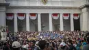 Ratusan orang dengan bebas dan leluasa memadati halaman Istana Merdeka Jakarta layaknya fasilitas umum, (20/10/14). (Liputan6.com/Faizal Fanani)