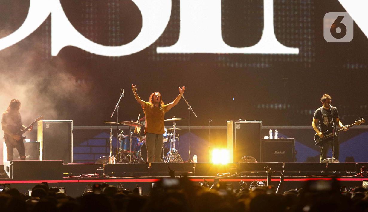 Penampilan Saosin langsung menghipnotis penonton di area Empire Stage. (Liputan6.com/Herman Zakharia)