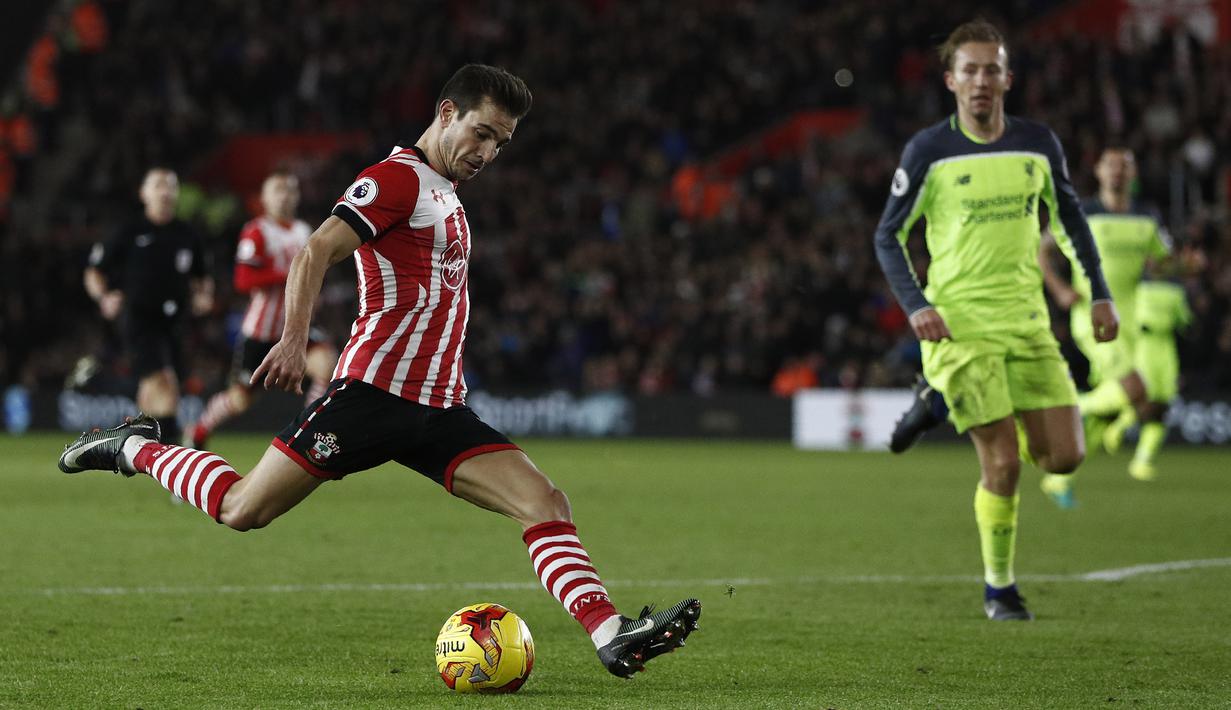 Pemain Southampton, Cedric Soares (kiri) diisukan akan memperkuat Chelsea. Jika transfer tersebut terjadi The Blues akan merogoh kocek kurang lebih sebesar 20 juta pound. (AFP/Adrian Dennis)