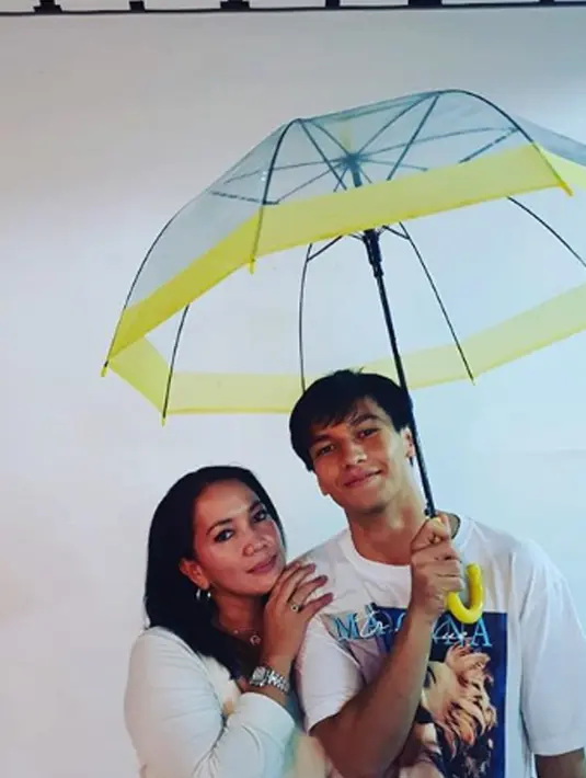 Ibunda dari Jefri Nichol ini terlihat sanga awet muda dan juga cantik. Tidak kalah dengan seleb terkenal lainnya. (Liputan6.com/IG/junitalandrat)
