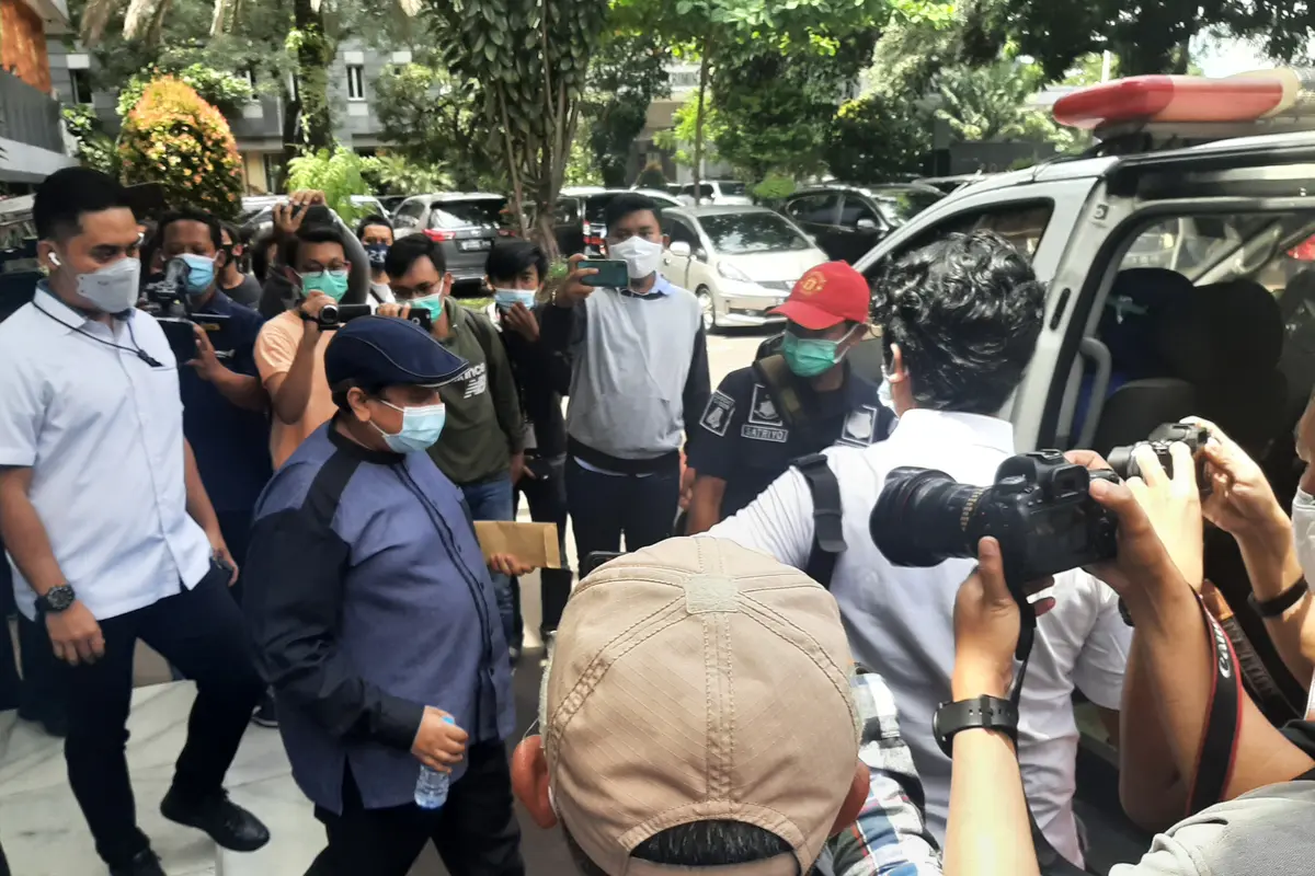 Sekjen Habib Rizieq Shihab Center, Haikal Hassan menuju ambulans setelah dinyatakan reaktif Covid-19
