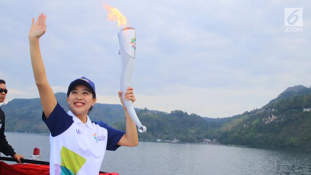 Olivia Zalianty Bawa Obor Asian Games Arungi Danau Toba