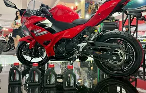 Dengan melakukan booking fee motor Kawasaki, konsumen berhak mendapatkan gratis 2 liter Kawasaki Premium Oil by Motul 10W-40.
