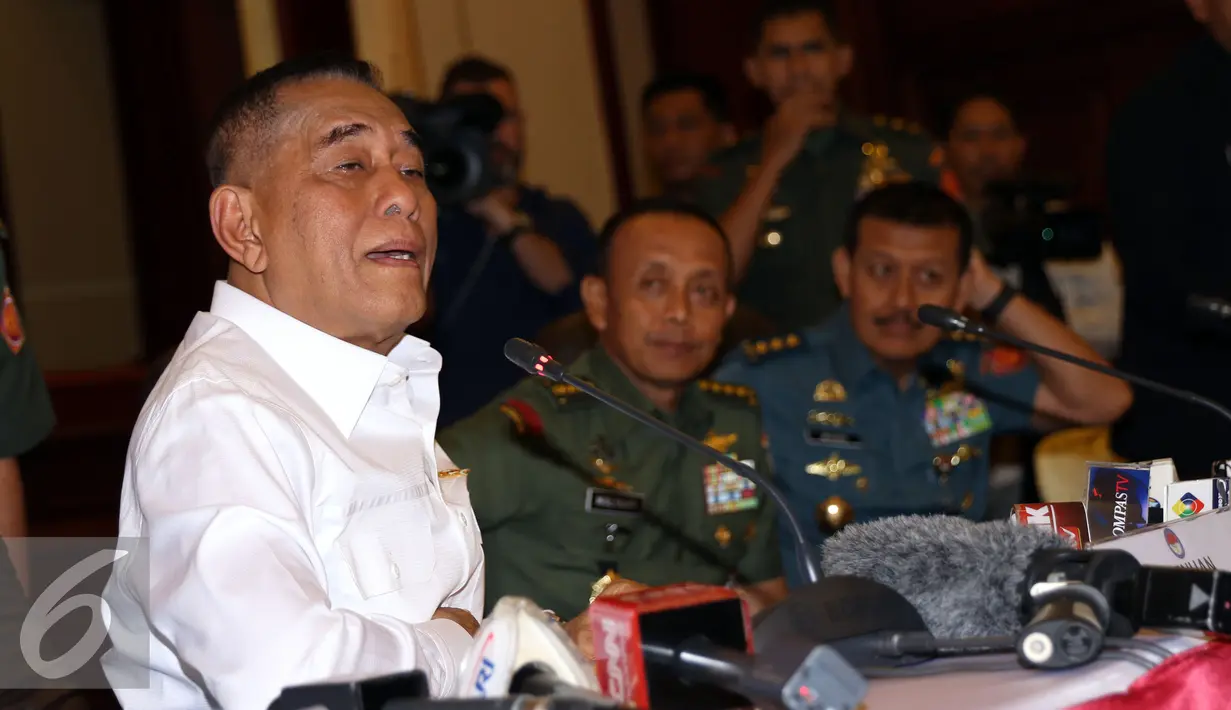 Menteri Pertahanan RI, Ryamizard Ryacudu (kiri) menyimak pertanyaan usai Rapim Kemenhan RI tahun 2017 di Jakarta, Kamis (12/1). Rapat dihadiri sejumlah menteri serta Kepala Staff Angkatan dan berlangsung tertutup. (Liputan6.com/Helmi Fithriansyah) 