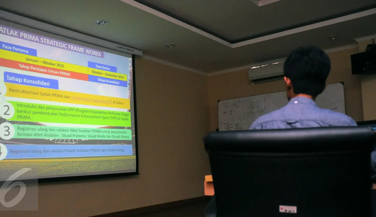 Salah satu staff menampilkan bagan persiapan Satlak Prima jelang Olimpiade Rio de Janeiro 2016 di PP ITKON, Jakarta, Rabu (2/12/2015). Rapat bersama perwakilan Kemenpora, KOI dan Chief de Mission. (Liputan6.com/Helmi Fithriansyah)
