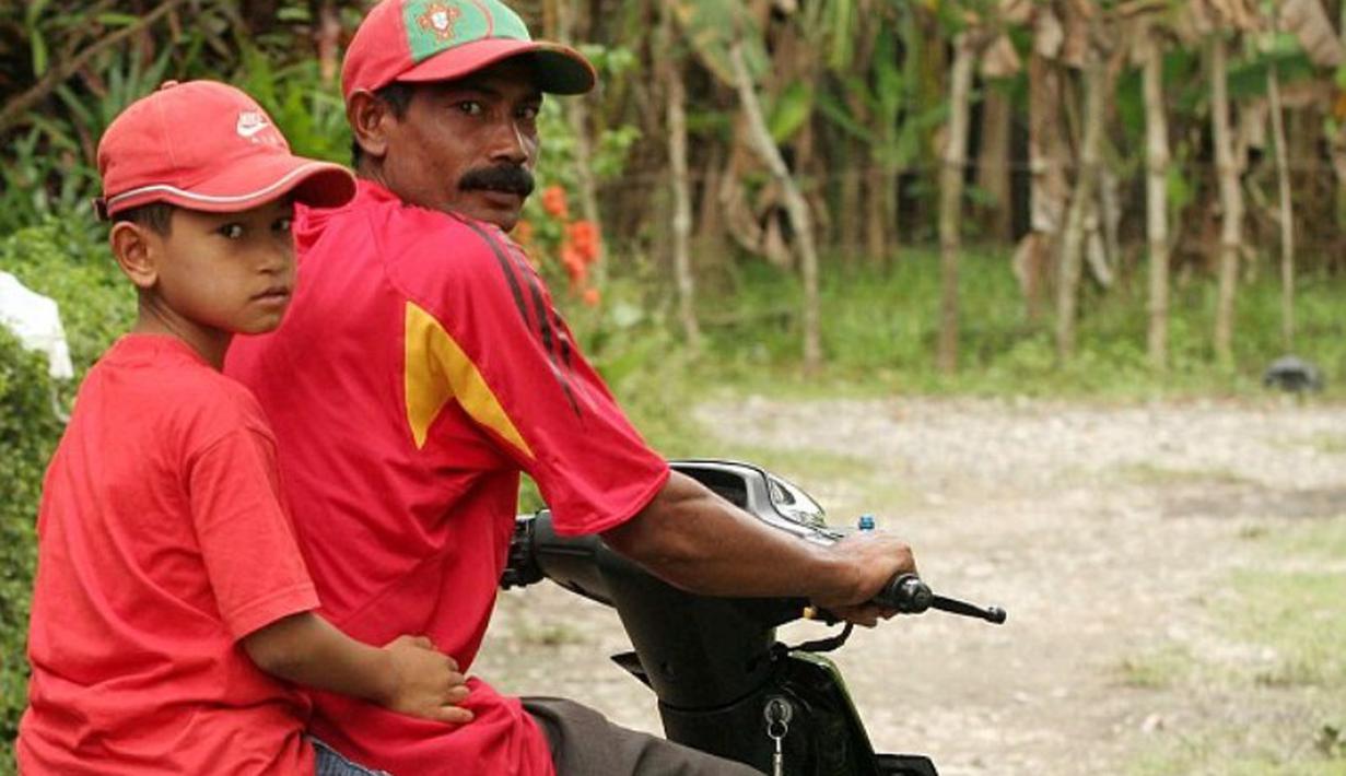 Martunis bersama ayah kandungnya. (Reuters)