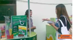 Citizen6, Surabaya: Mahasiswa UNAIR yang sedang membeli barang di stand KOPMIB.