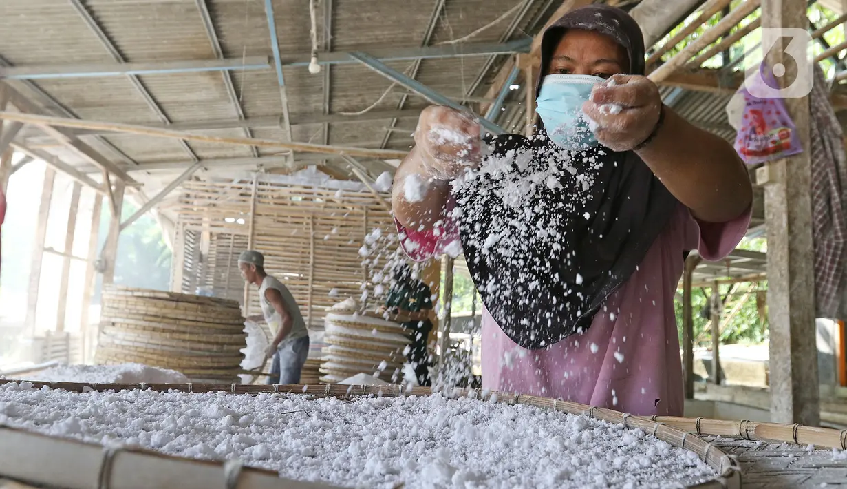 Pekerja menyelesaikan pembuatan tepung tapioka di industri rumahan kawasan Legok Nyenang, Kadumanggu, Kabupaten Bogor, Jawa Barat, Minggu (1/8/2021). Industri rumahan pembuatan tepung tapioka ini berada di luas lahan 1,5 hektare. (Liputan6.com/Herman Zakharia)