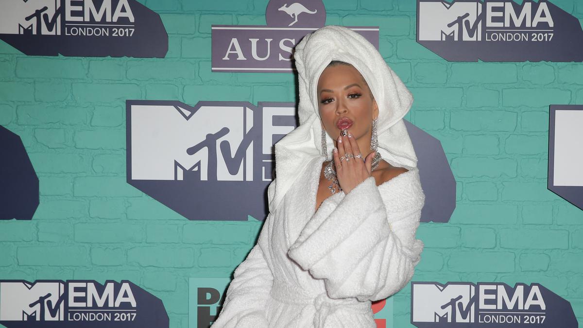 PHOTO Bikin Syok, Rita Ora Pakai Jubah Mandi dan Handuk di MTV EMA