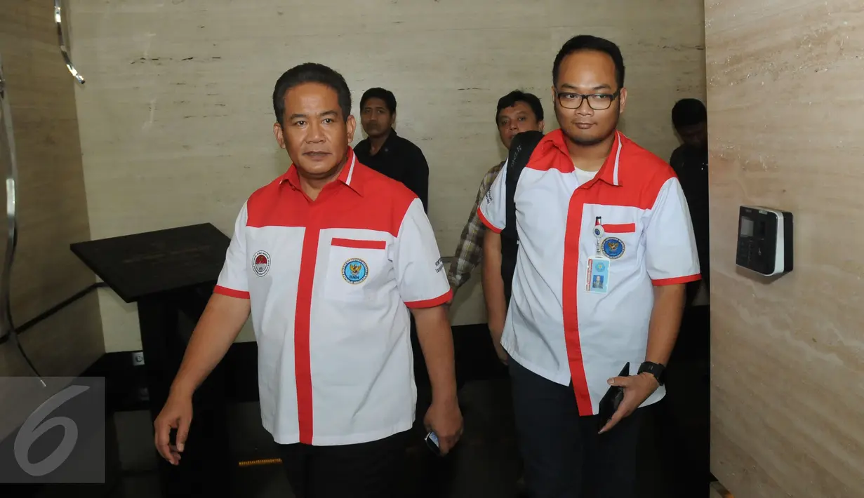 Kepala Badan Narkotika Nasional (BNN) Komjen Pol Anang Iskandar (kiri) saat menuju ruang redaksi Liputan6.com di Jakarta, Rabu (1/7/2015). Komjen Pol Anang Iskandar bersilaturahim dengan jajaran redaksi Liputan6.com. (Liputan6.com/Helmi Fithriansyah)