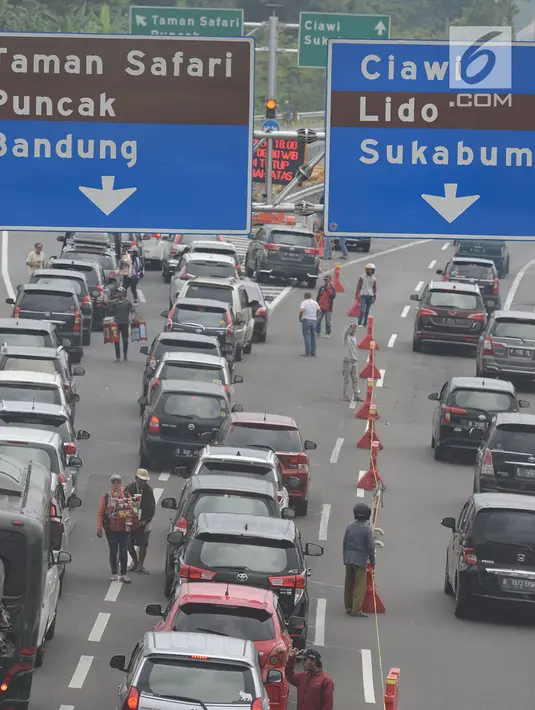 Antrean kendaraan saat hendak keluar tol Jagorawi menuju jalur Puncak di Bogor, Jawa Barat, Sabtu (22/12). Kepolisian juga berencana menutup jalur puncak guna menghindari kemacetan parah saat libur Natal dan malam Tahun Baru. (Merdeka.com/Imam Buhori)