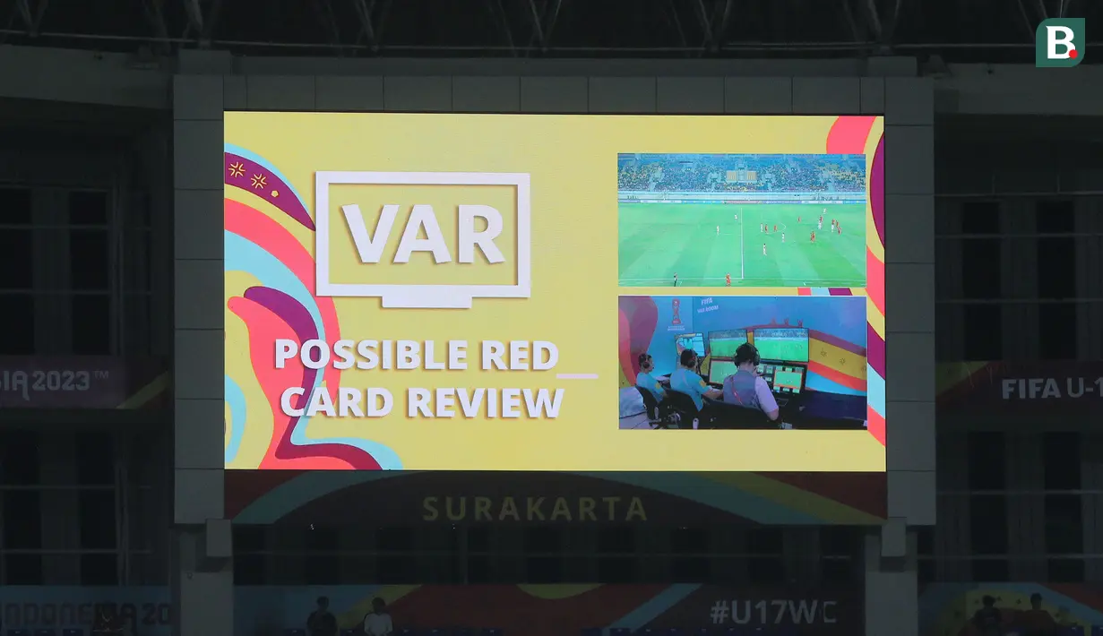 <p>Layar besar menunjukkan gambar potensi pelanggaran yang bisa berujung kartu merah melalui VAR (Video assistant Referee) dalam pertandingan Timnas Spanyol U-17 melawan Kanada U-17 dalam pertandingan penyisihan Grup B Piala Dunia U-17 di Stadion Manahan, Solo, Jumat (10/11/2023). VAR baru pertama kali diterapkan dalam sebuah turnamen resmi di Indonesia. (Bola.com/Arief Bagus)</p>