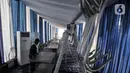 Pekerja saat menyiapkan ruang pemotongan tambahan yang ditata sesuai physical distancing di Rumah Pemotongan Hewan (RPH) PD Dharma Jaya, Cakung, Jakarta, Kamis (30/7/2020). (merdeka.com/Iqbal S. Nugroho)