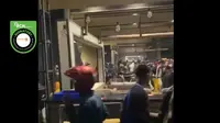 Tangkapan layar klaim video penjarahan dan massa masuk Mal Atrium Senen.