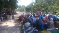 Warga dari desa Paliyan dan Glagah menutup jalan Daendles Kulonprogo DIY. (Liputan6.com/Fathi Mahmud)