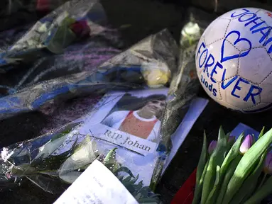 Ucapan berduka dari warga atas kepergian legenda sepak bola dunia Johan Cruyff di rumah keluarga Johan Cruyff di Amsterdam, Belanda. Johan Cruyff, meninggal dunia pada hari Kamis (24/3/2016). (AFP/Franck Fife)