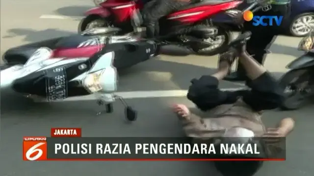 Panik karena hendak terjaring razia Operasi Patuh Jaya 2018, seorang pengendara motor jatuh.