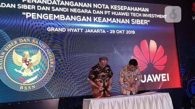 Kepala BSSN Letjen TNI (Purn) Hinsa Siburian dan CEO Huawei Indonesia Jacky Chen. Liputan6.com/Agustinus Mario Damar