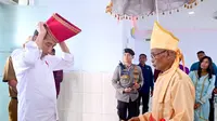 Presiden Joko Widodo menerima anugerah gelar adat di Kabupaten Kepulauan Talaud, Sulut, Kamis (28/12/2023).