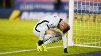 Striker Chelsea, Timo Werner, memegang kakinya yang kesakitan saat melawan Leicester City pada laga Liga Inggris di Stadion King Power, Selasa (19/1/2021). Chelsea takluk dengan skor 2-0. (Tim Keeton/Pool via AP)