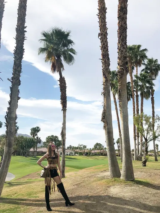 Kedatangan Nia di acara festival musik Coachella di California, Amerika Serikat, menjadi sorotan. Terlebih soal penampilannya yang memesona dan memamerkan tubunya yang seksi. (Instagram/ramadhaniabakrie)