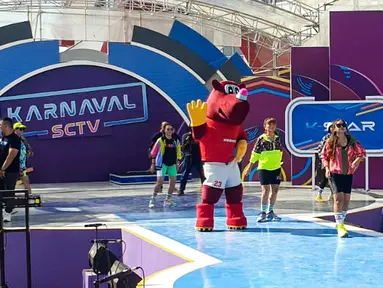 Maskot Piala Dunia U-17, Bacuya ikut menari saat acara off air senam massal pagi saat Karnaval SCTV yang digelar di Menara Pandang Teratai Purwokerto, Jawa Tengah pada Sabtu (23/09/2023). (Dok. SCTV)