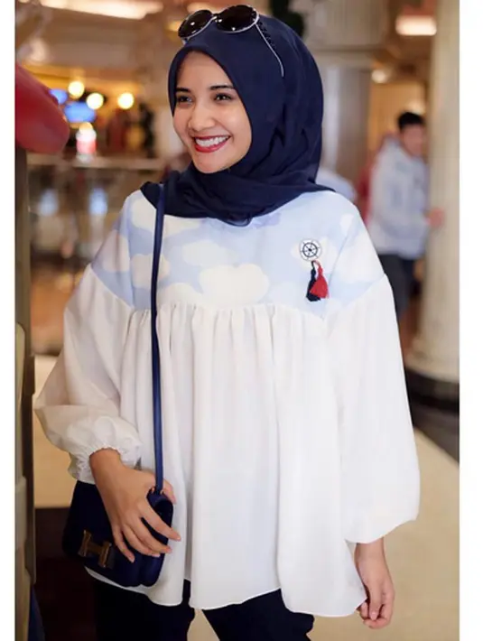 "Kan traveling buat kerja, cari ide, kalau nggak ada ide nanti gimana, mau jualan apa," kata Zaskia Sungkar di acara Wardah Fashion Journey, Hotel Century Park, Senayan, Jakarta Pusat, Kamis (23/3). (Instagram/zaskiasungkar15)