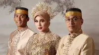 4 Potret Marini Zumarnis dan Keluarga Pakai Baju Adat Bugis, Ketampanan Daffa Wardhana Sang Putra Jadi Sorotan