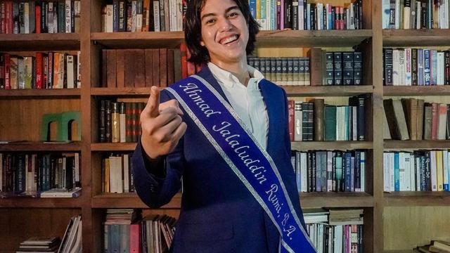 Potret El Rumi merayakan kelulusan dari University of Westminster, Inggris (https://www.instagram.com/p/CSY9bp1BBs7/)