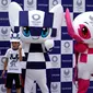 Maskot Olimpiade dan Paralimpik Tokyo 2020, Miraitowa (kiri) dan Someity (kanan) saat debut mereka di Tokyo, Jepang, Minggu (22/7). Panitia mengatakan 16.769 sekolah di seluruh negeri ambil bagian dalam pemilihan maskot tersebut. (AP Photo/Eugene Hoshiko)