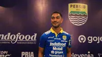 Omid Nazari, pemain asing baru Persib. (Bola.com/Erwin Snaz)