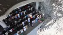 Umat Muslim Palestina melaksanakan salat Jumat di tengah puing-puing Masjid Albaani yang hancur di Khan Yunis, Jalur Gaza Selatan, pada 17 Oktober 2025. (Omar AL-QATTAA/AFP)
