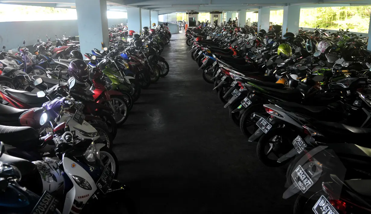 Sejumlah motor diparkir di gedung parkir Taman Menteng, Jakarta, Senin (30/3/2015). Rencananya gedung parkir empat lantai tersebut akan dialihfungsikan sebagai lokasi wisata kuliner. (Liputan6.com/Johan Tallo)
