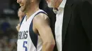 Pelatih San Antonio Spurs, Gregg Popovich (kanan) berbincang dengan pemain Dallas Mavericks, J.J. Barea (5) pada laga NBA Basketball game di American Airlines Center, Dallas, (14/11/2017). Spurs menang 97-91. (AP/LM Otero)