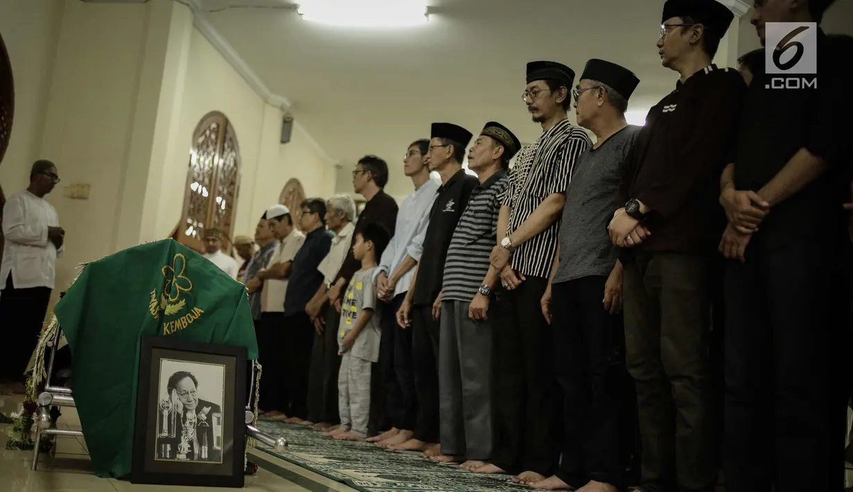 Keluarga dan kerabat bersiap mensalatkan jenazah Deddy Sutomo di Masjid sekitar Flamboyan Cantik, Ciputat, Tangerang Selatan, Rabu (18/4). Aktor Deddy Sutomo meninggal pada pukul 07.00 wib dengan usia 77 tahun karena sakit. (Liputan6.com/Faizal Fanani)